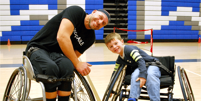 Atletas en sillas de ruedas en la cancha de baloncesto en The Ability Center.
