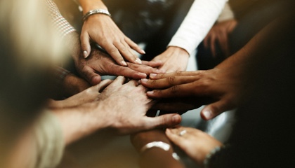 Muchas manos juntas para demostrar cómo se une una comunidad.