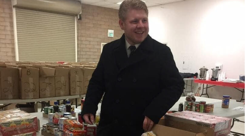 Volunteer gives out food in the community.